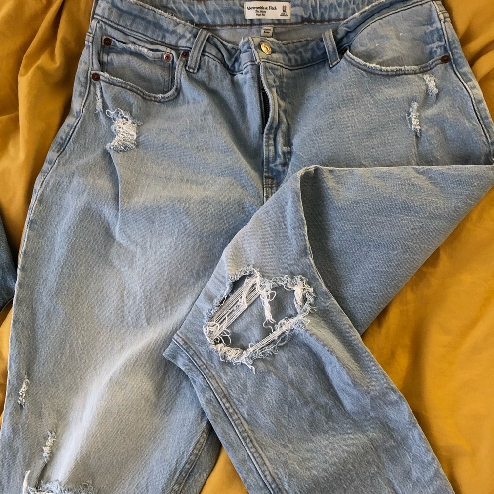 A&F Curve Love Skinny High Rise. Size 16L (Waist 33). Distressing.